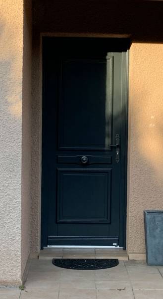 Pose d'une porte d'entrée e Bois sur mesure laqué gris anthracite réalisée par Eco Fenêtres (31140)